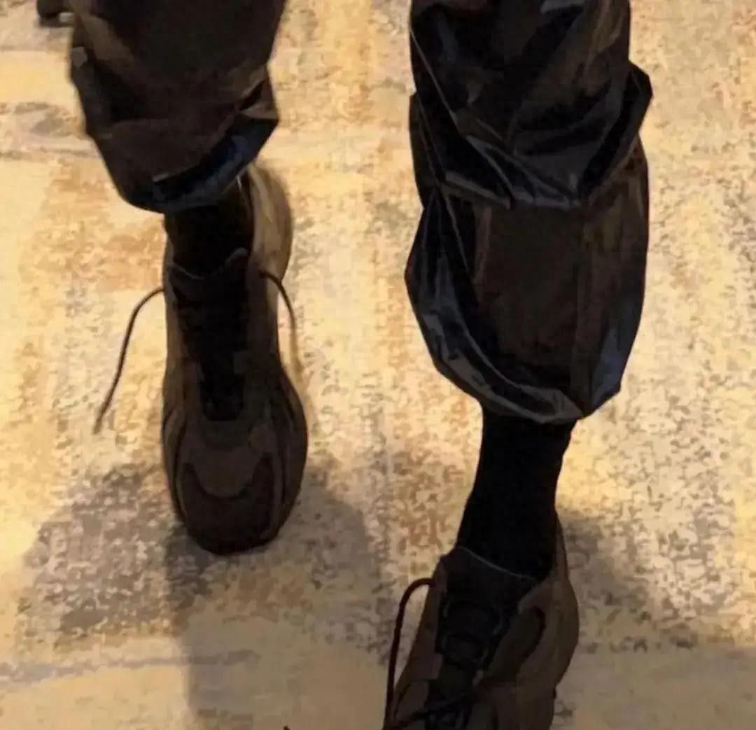 侃爷在社媒晒新鞋，命名为Yeezy800